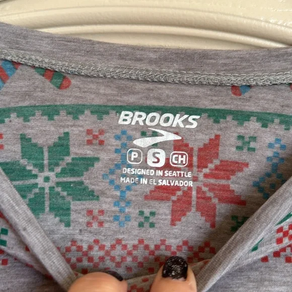 Brooks running women’s holiday shirt - Picture 2 of 4